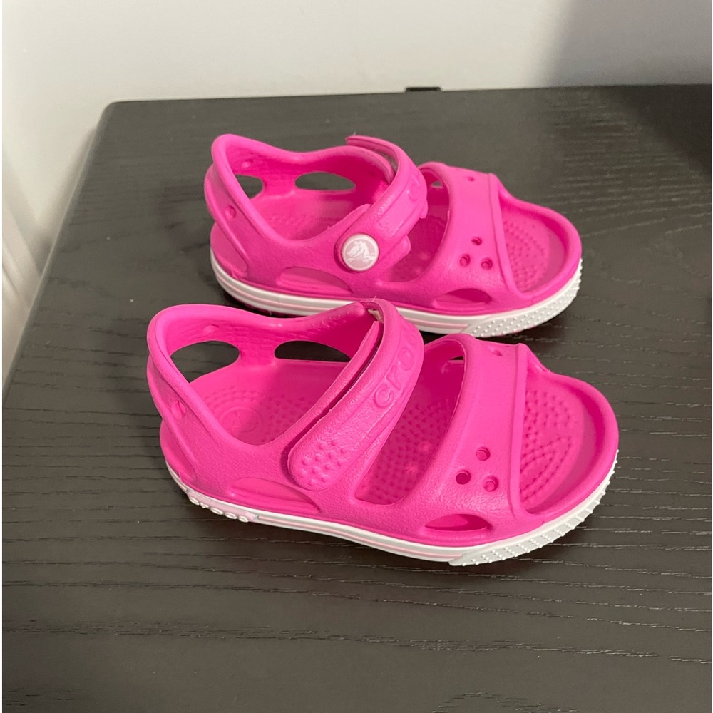 pink girl crocs size 4, never worn